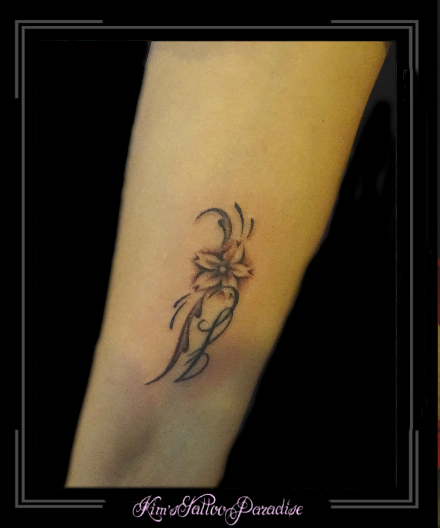 bloem letters initialen onderarm Kim's Tattoo Paradise