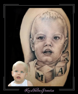 portret jongetje baby en blokken bovenarm1