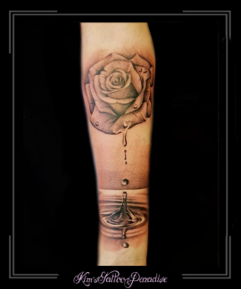 rozen roos bloemen waterdruppels water onderarm
