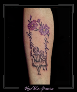 schommeldochtersmeisjesbloemenliefdelovefamiliefamilyonderarm