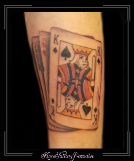 speelkaarten kaarten harten vrouw schoppen koning joker onderarm