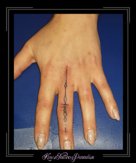 vinger tattoo