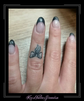 vingertattoo,strikje,