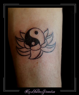 yin yang lotus bloemen onderarm