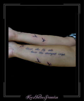 zussen tattoo met tekst en vogels