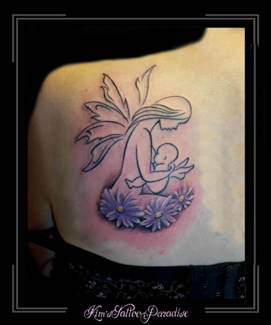 moeder kind tattoo met bloemen schouder