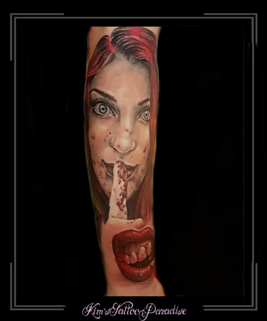 lippen mond gebit bloed vrouw vinger portret onderarm