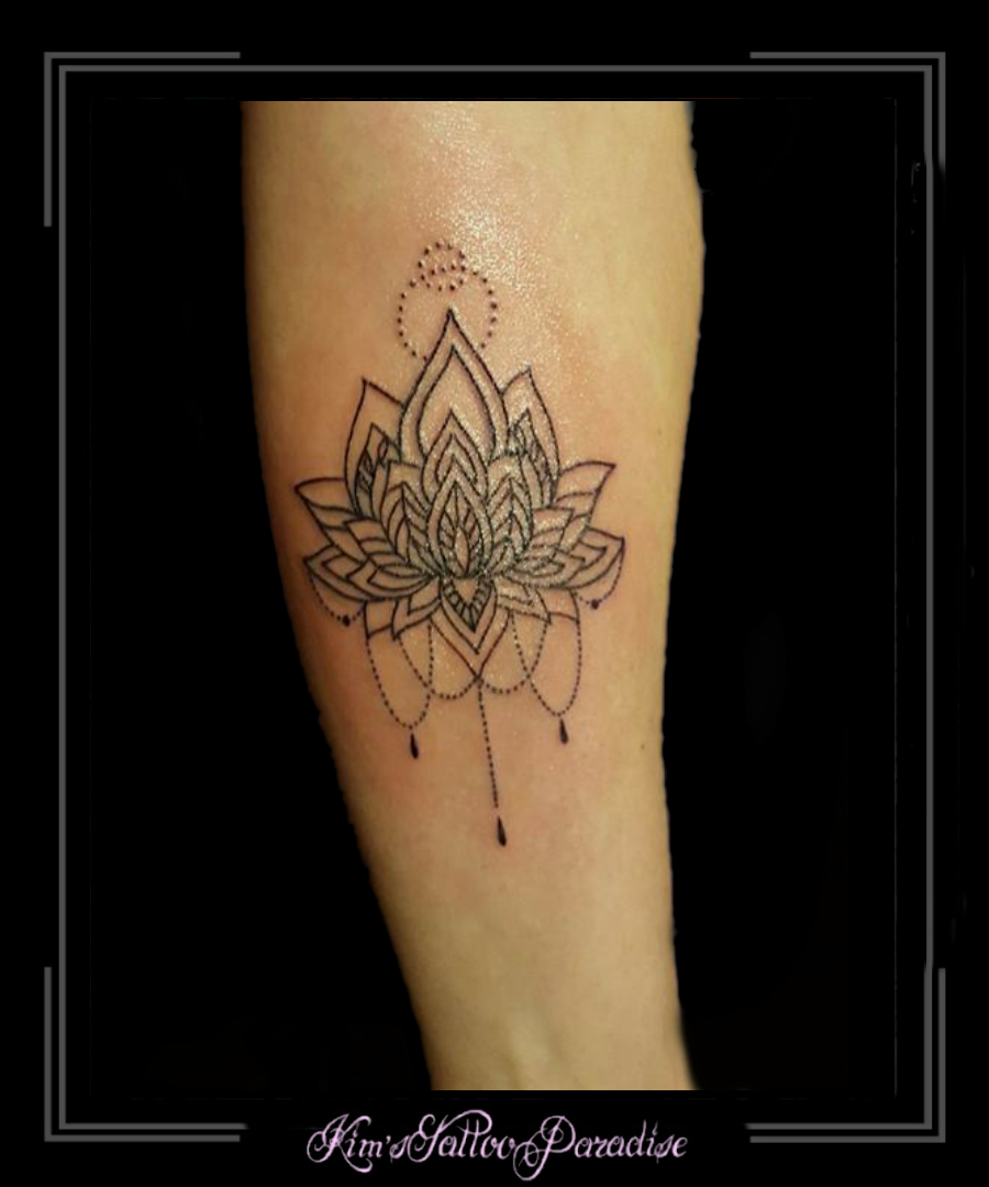 lotus bloemen mandala kant onderarm