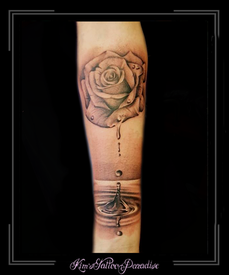 Samenwerken met Slechte factor reactie rozen roos bloemen waterdruppels water onderarm | Kim's Tattoo Paradise