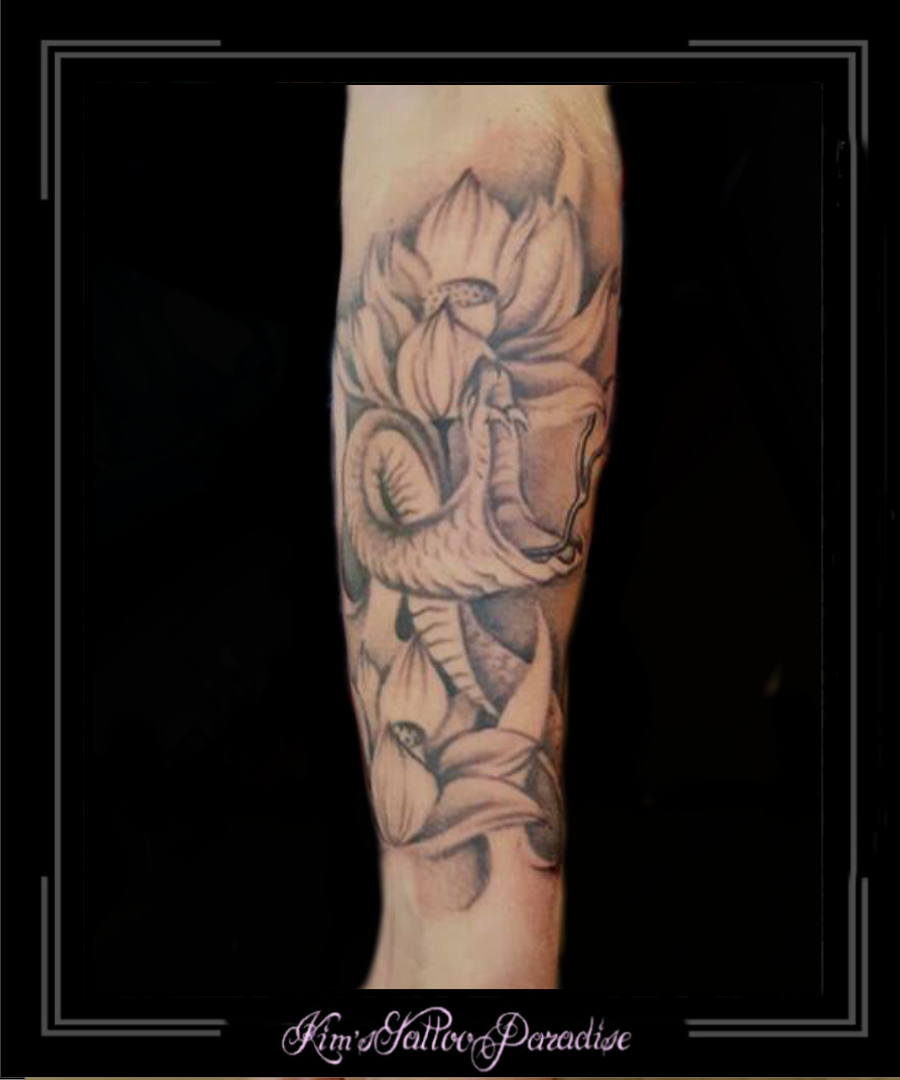 slang en bloemen onderarm