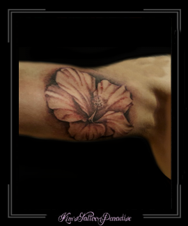 bloemen hybiscus bovenarm