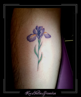 bloemen iris gedenk tattoo onderarm