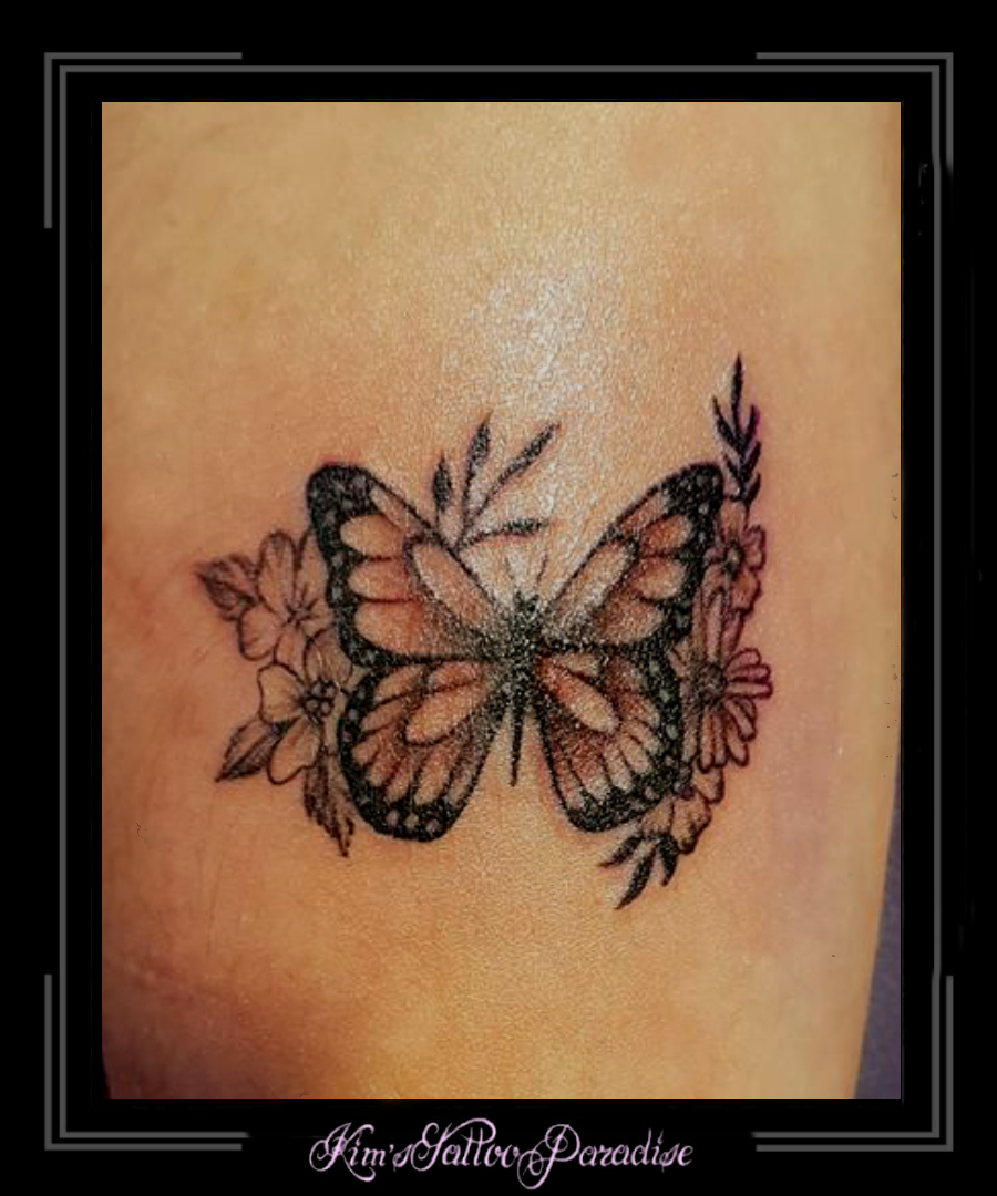 Vlinder bloem tattoo 
