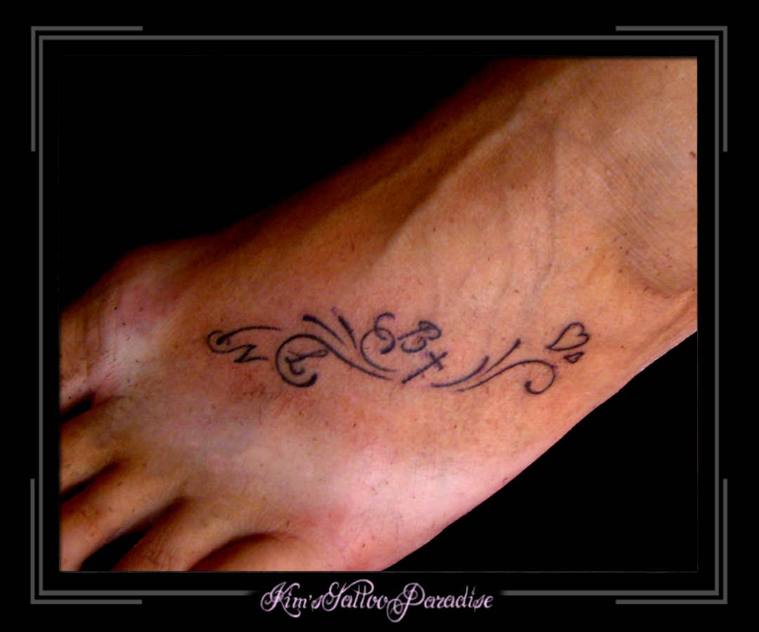 voet tattoo hart en initialen